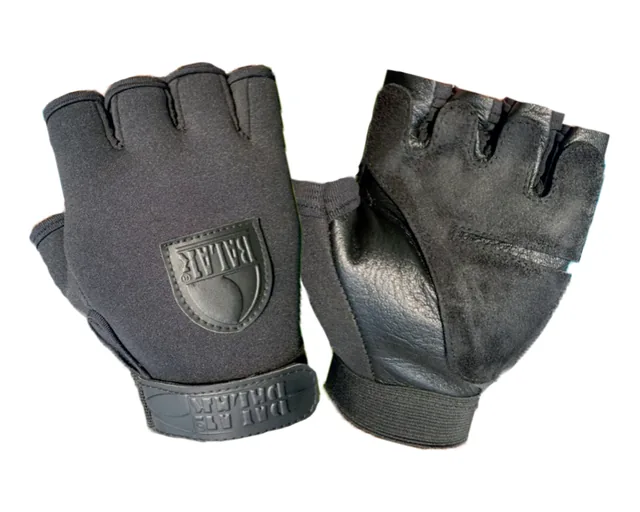 Guantes de neopreno BALAK con la etiqueta grabada en el dorso y el látigo de ajuste grabado