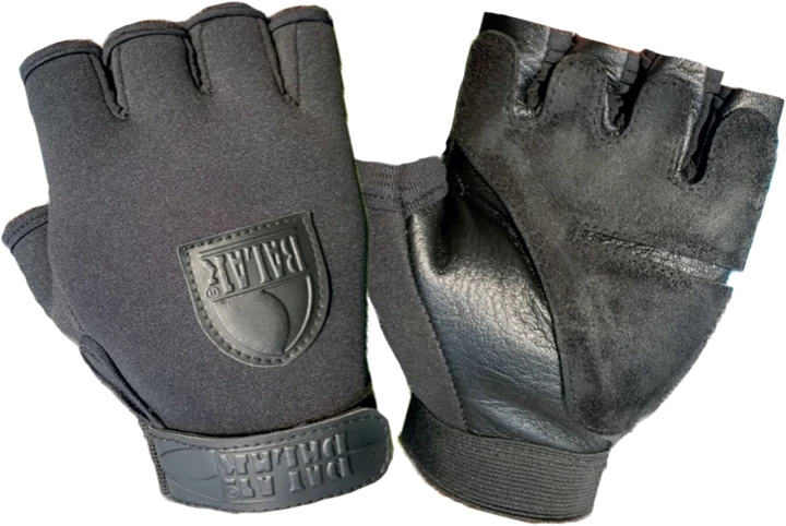 Guantes de neopreno GNC-02 con la etiqueta grabada en el dorso y el látigo grabado