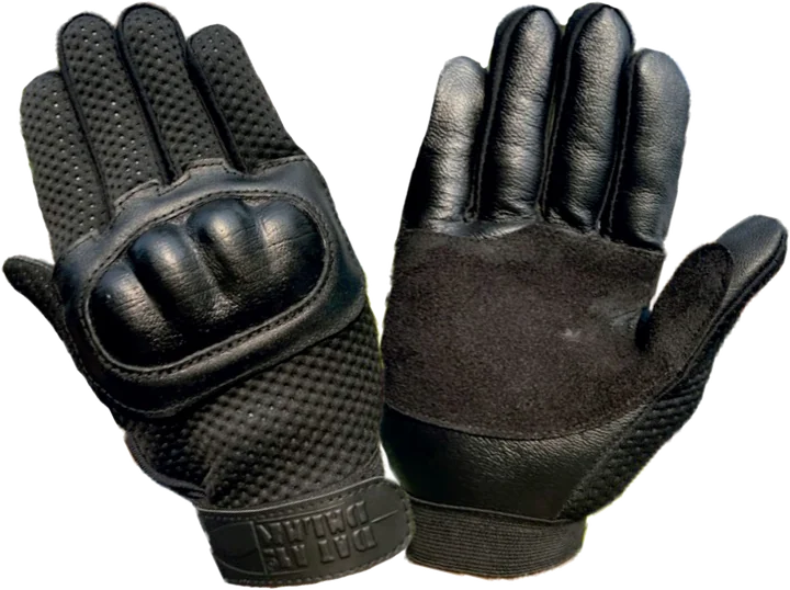 Par de guantes tácticos negros con concha protectora en los nudillos y dorso de malla