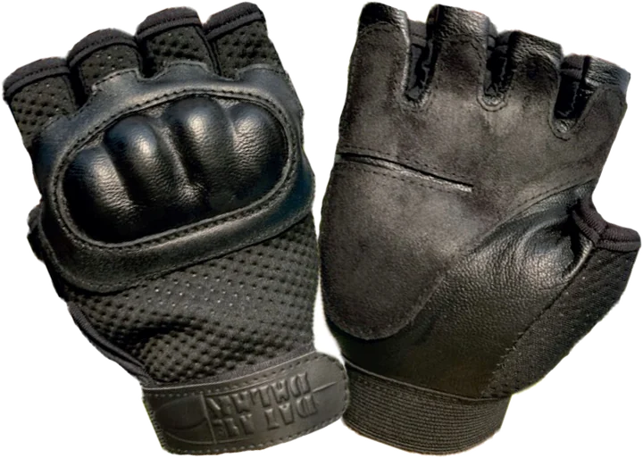 Par de guantes tácticos negros de medio dedo con concha protectora en los nudillos